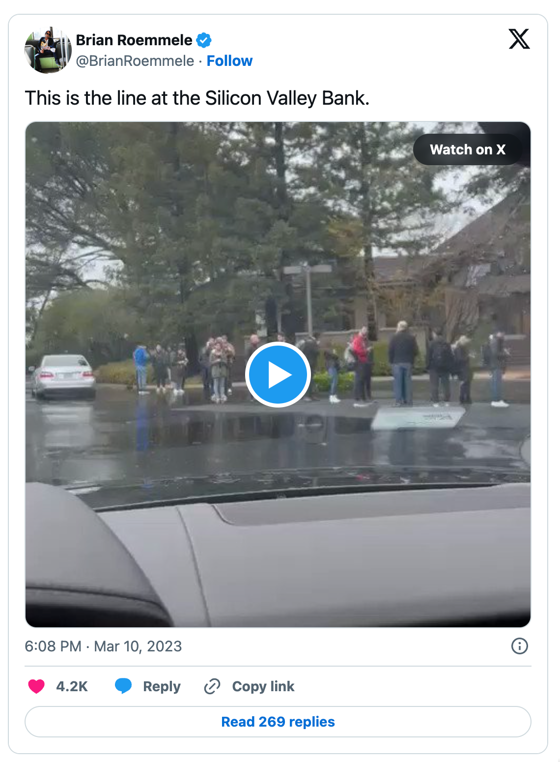 People lining up outside Silicon Valley Bank